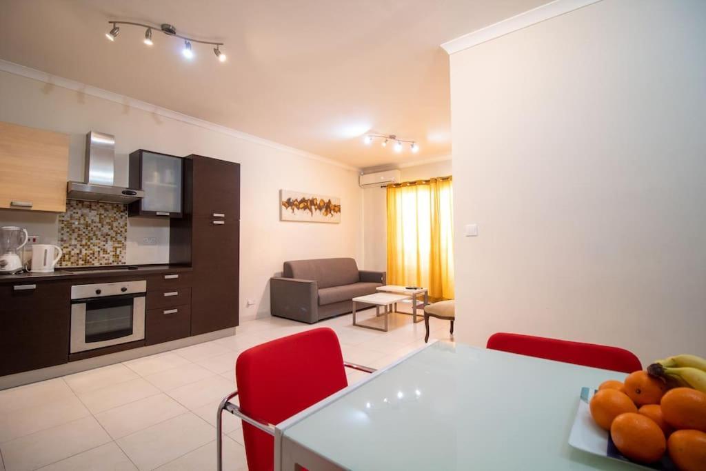 Modern Apt In The Heart Of Maltese Nightlife Saint Julian's Bagian luar foto