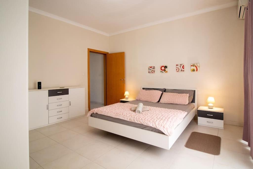 Modern Apt In The Heart Of Maltese Nightlife Saint Julian's Bagian luar foto