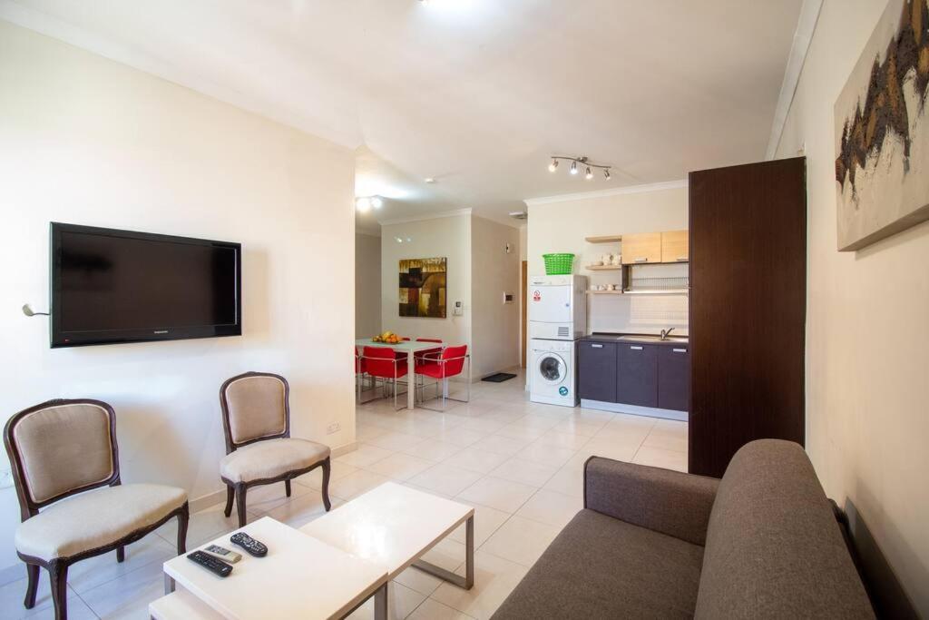 Modern Apt In The Heart Of Maltese Nightlife Saint Julian's Bagian luar foto